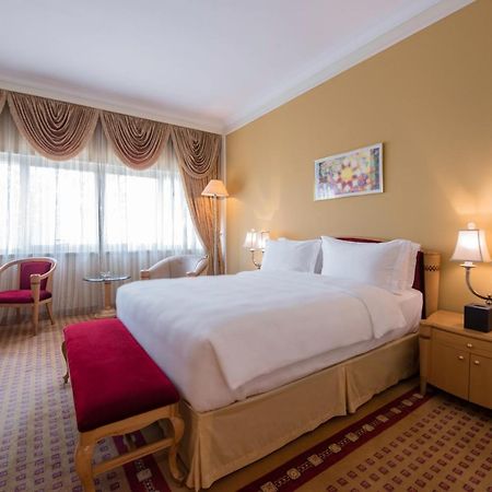 Officers Club & Hotel Abu Dhabi Exterior foto A room at the hotel