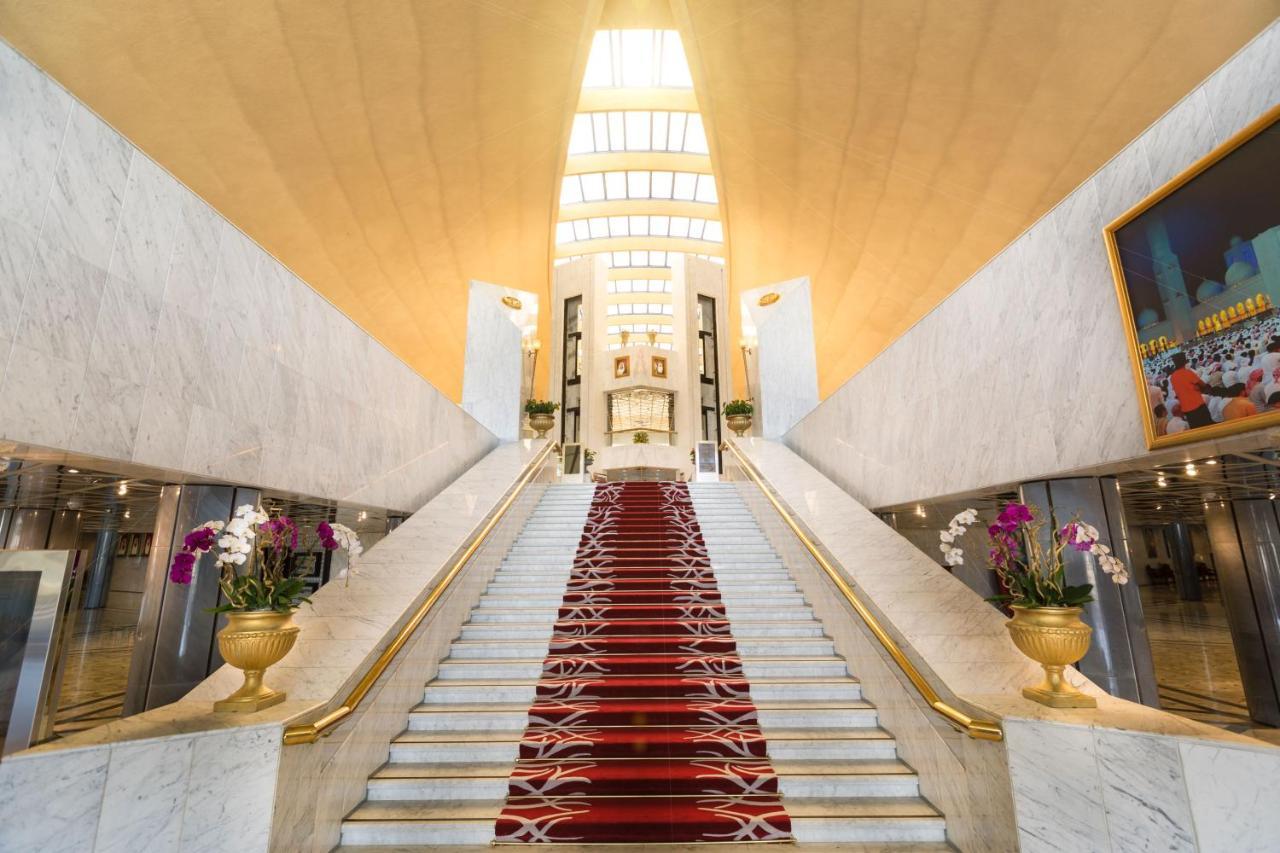 Officers Club & Hotel Abu Dhabi Exterior foto The staircase of the hotel