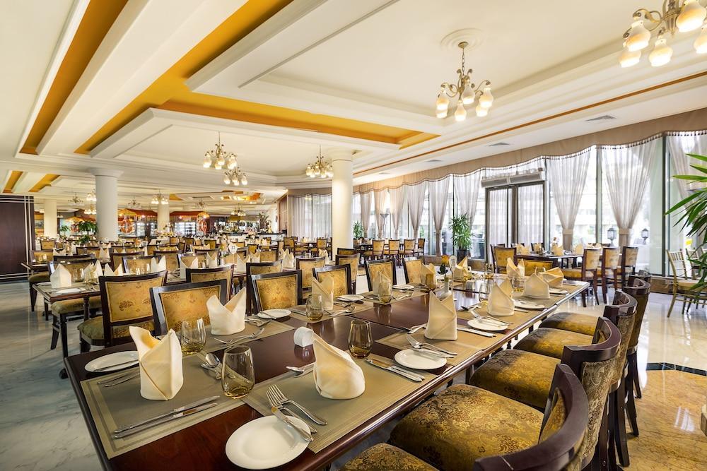 Officers Club & Hotel Abu Dhabi Exterior foto The restaurant