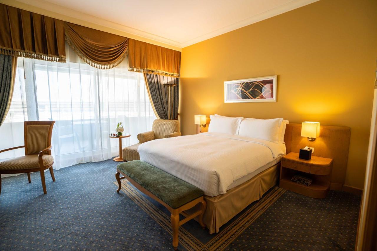 Officers Club & Hotel Abu Dhabi Exterior foto A room at the hotel