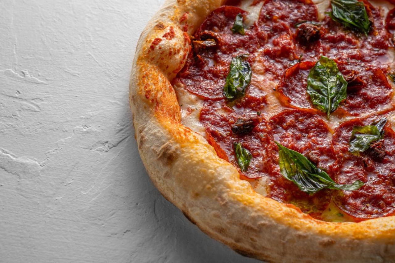 Officers Club & Hotel Abu Dhabi Exterior foto A deep-dish pizza