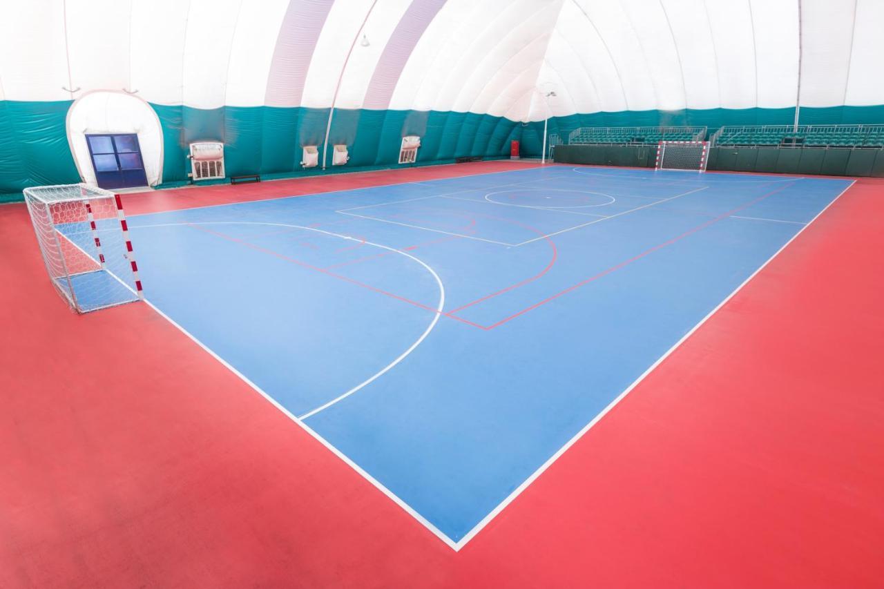 Officers Club & Hotel Abu Dhabi Exterior foto The indoor pitch