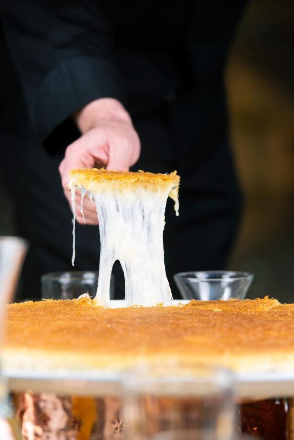 Officers Club & Hotel Abu Dhabi Exterior foto A cheese pull
