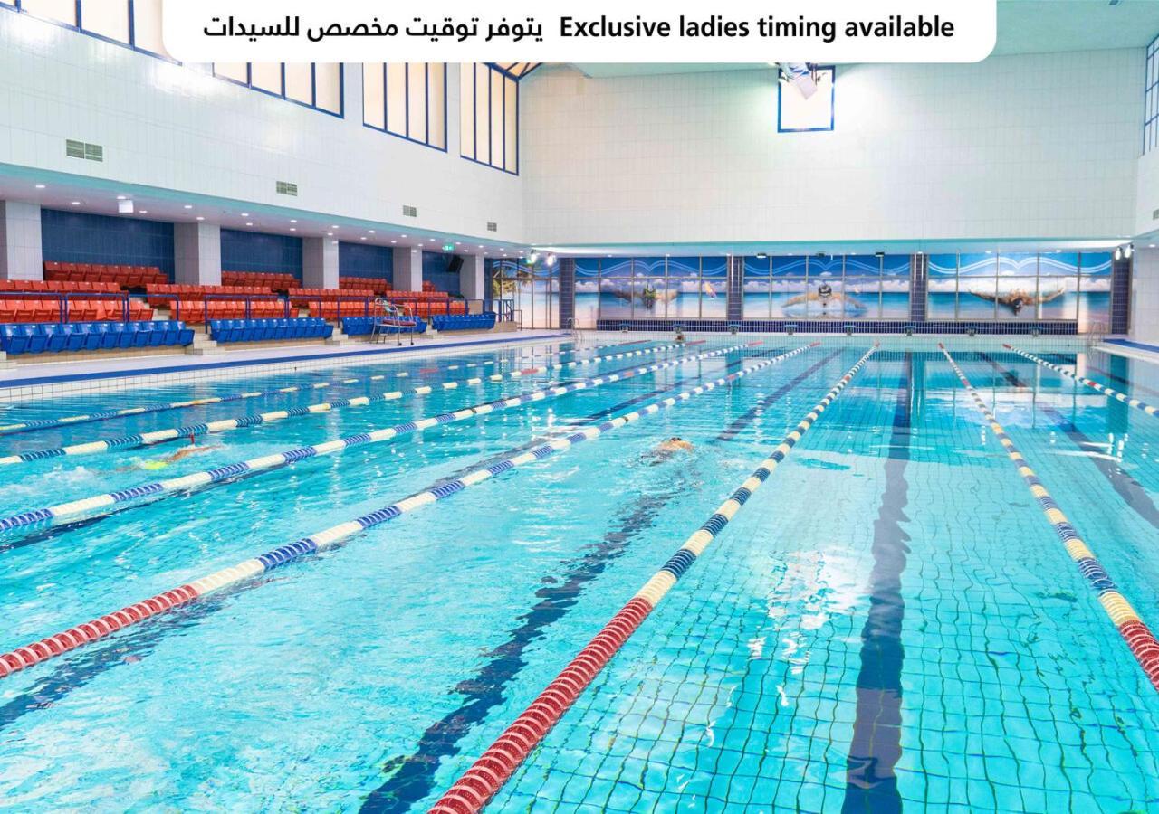 Officers Club & Hotel Abu Dhabi Exterior foto Swimming pool at the Al-Shaab Club