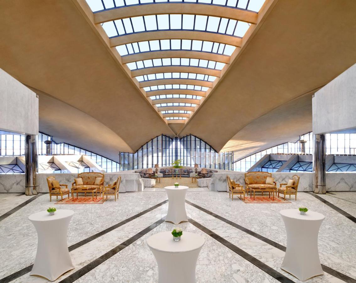 Officers Club & Hotel Abu Dhabi Exterior foto The lobby of the hotel