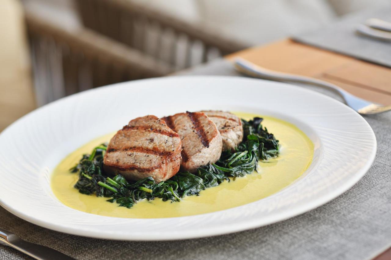 Officers Club & Hotel Abu Dhabi Exterior foto A plate of chicken with lemon sauce