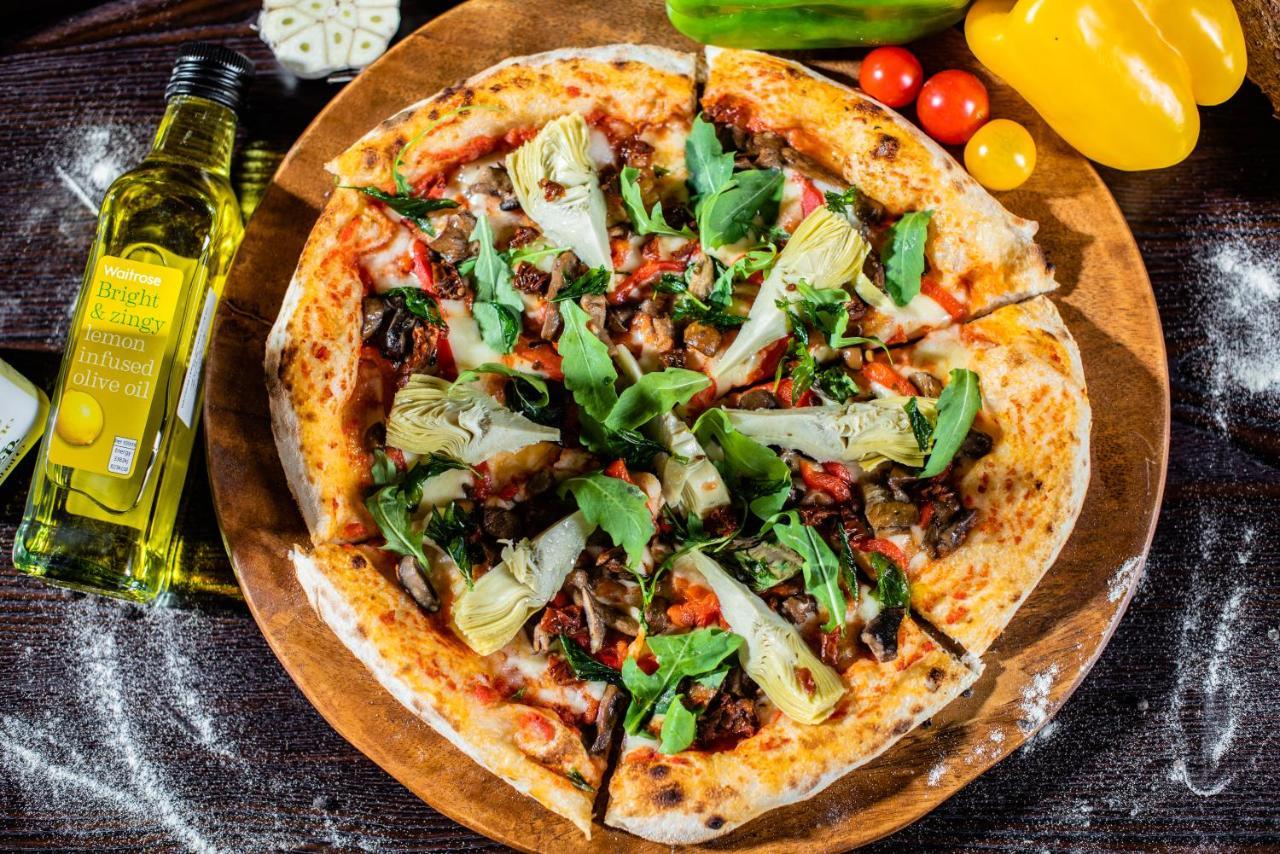 Officers Club & Hotel Abu Dhabi Exterior foto A vegan pizza