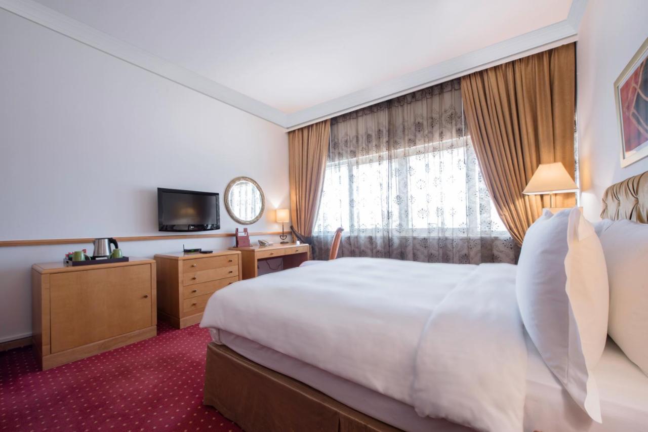 Officers Club & Hotel Abu Dhabi Exterior foto A room at the hotel