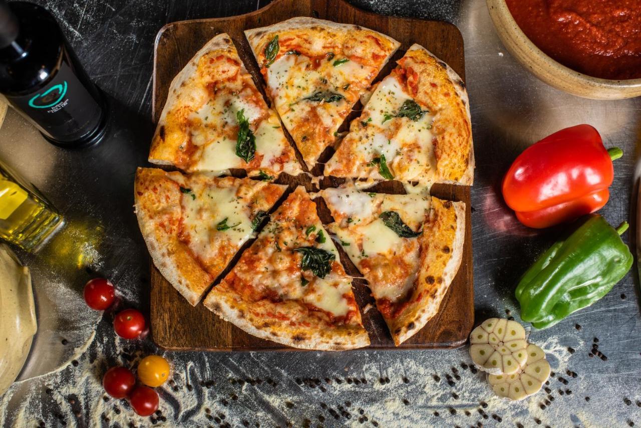 Officers Club & Hotel Abu Dhabi Exterior foto Pizza