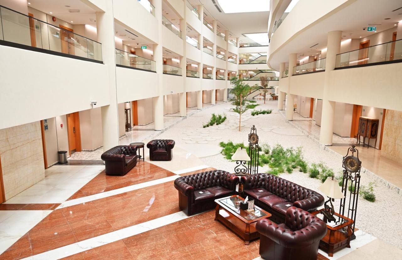 Officers Club & Hotel Abu Dhabi Exterior foto Lobby