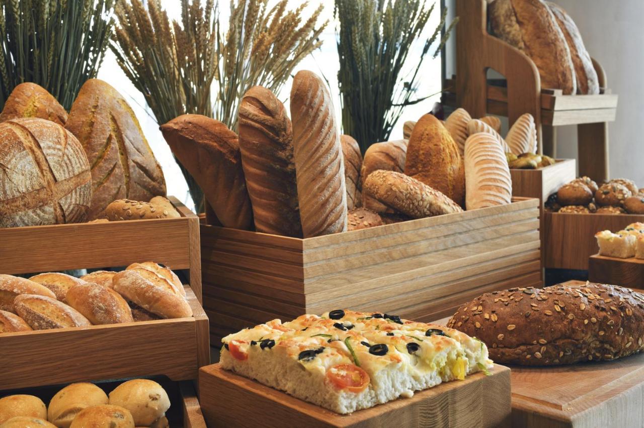 Officers Club & Hotel Abu Dhabi Exterior foto Bread