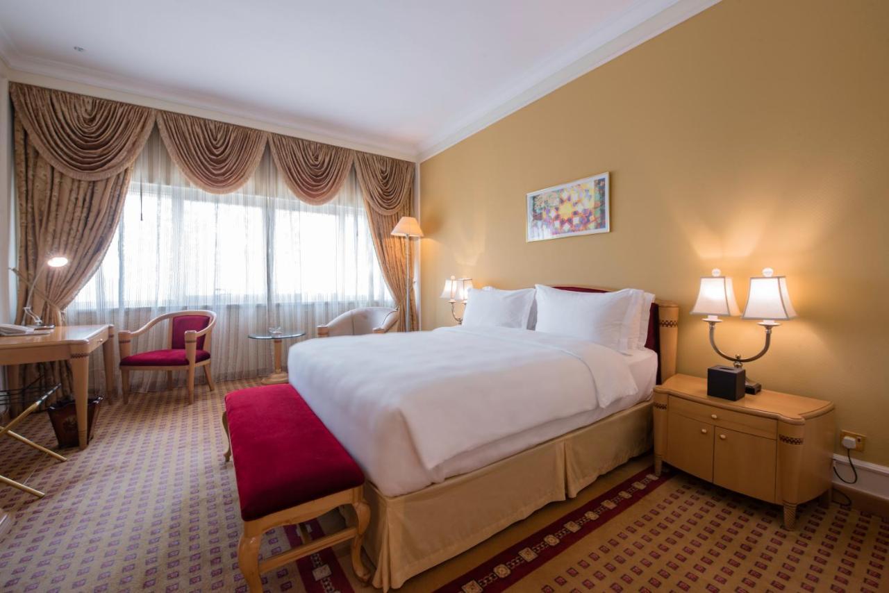 Officers Club & Hotel Abu Dhabi Exterior foto A room at the hotel