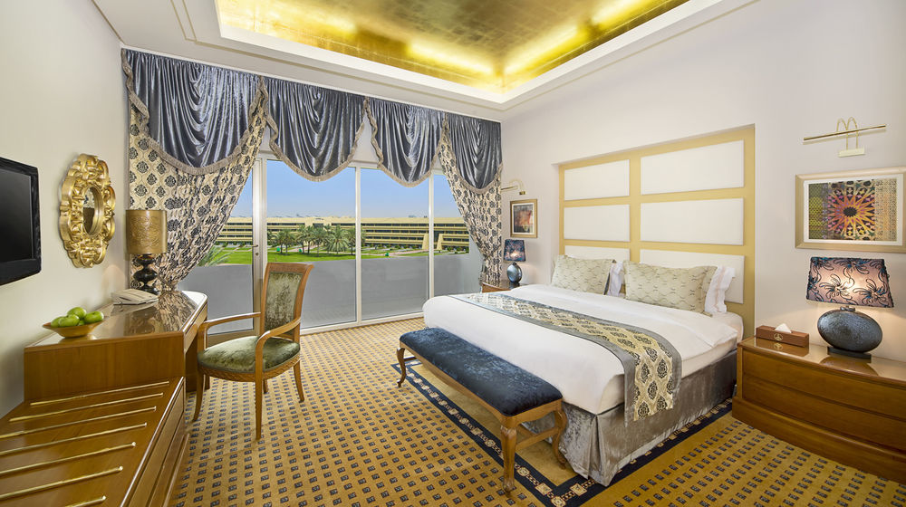 Officers Club & Hotel Abu Dhabi Exterior foto A bedroom at the Jumeirah Creekside