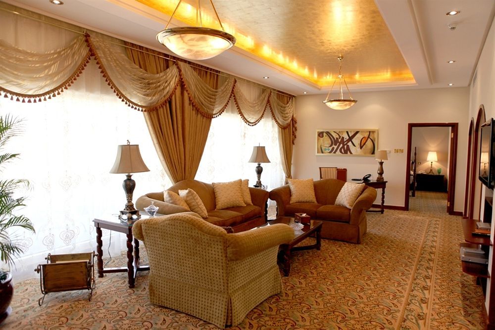 Officers Club & Hotel Abu Dhabi Exterior foto A living room