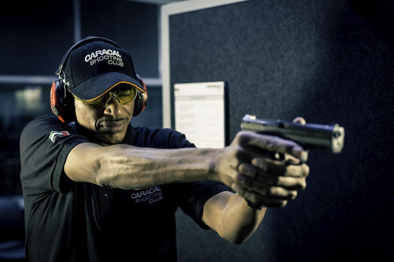 Officers Club & Hotel Abu Dhabi Exterior foto A shooter in the 2012 ISSF World Cup