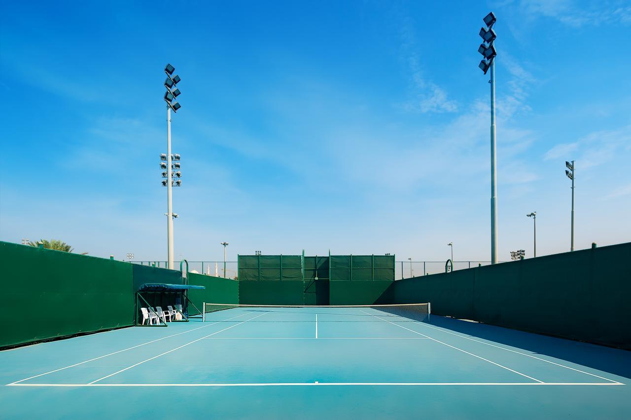 Officers Club & Hotel Abu Dhabi Exterior foto Tennis court at the complex