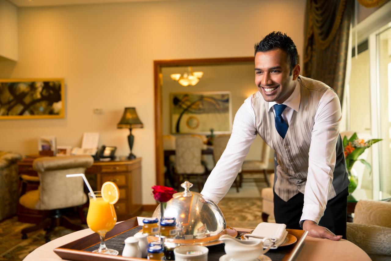 Officers Club & Hotel Abu Dhabi Exterior foto A room service attendant
