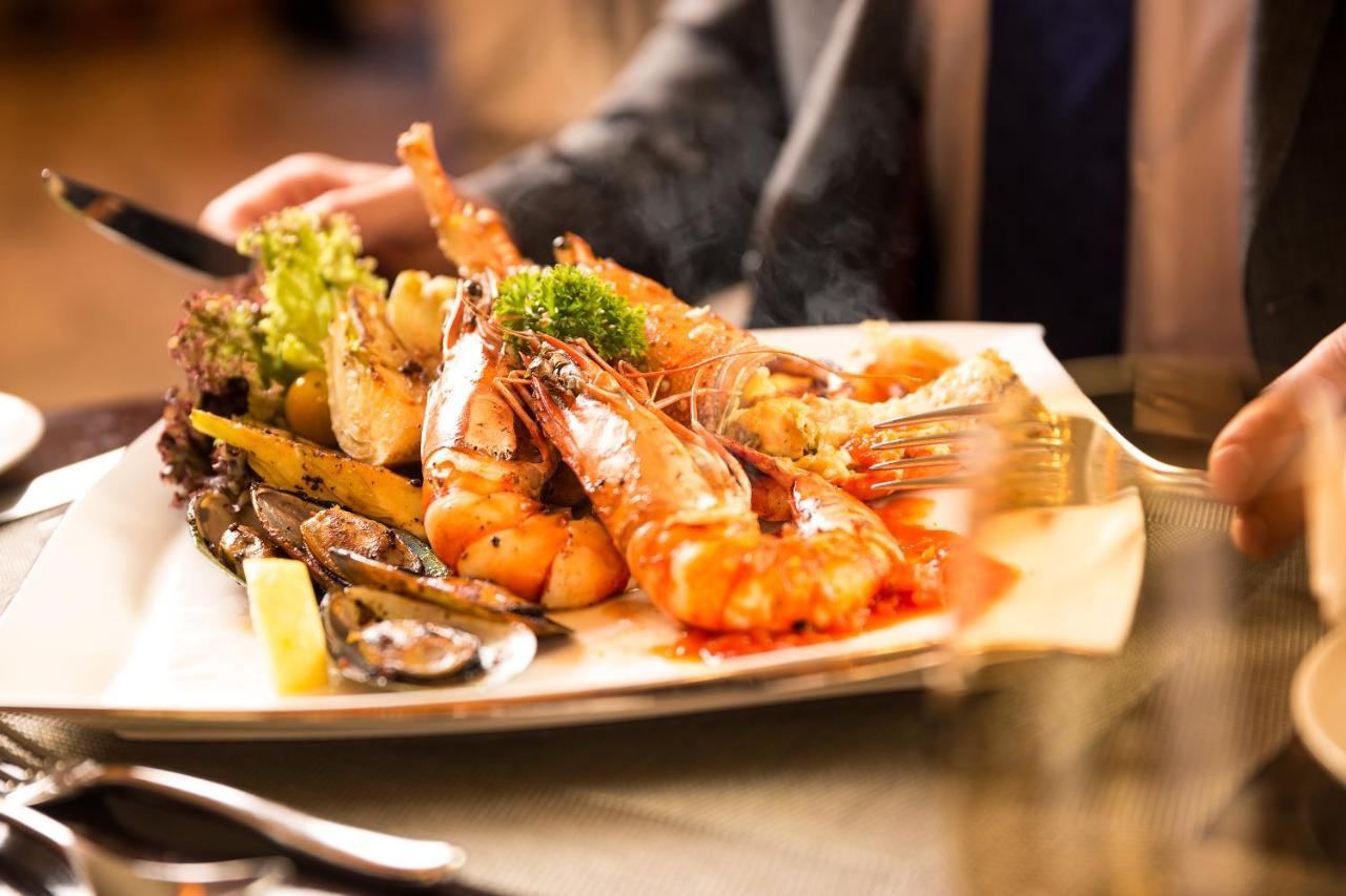 Officers Club & Hotel Abu Dhabi Exterior foto A seafood platter