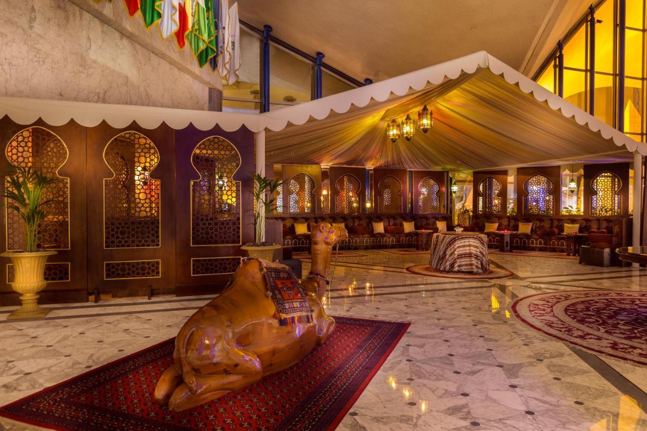 Officers Club & Hotel Abu Dhabi Exterior foto The lobby of the hotel